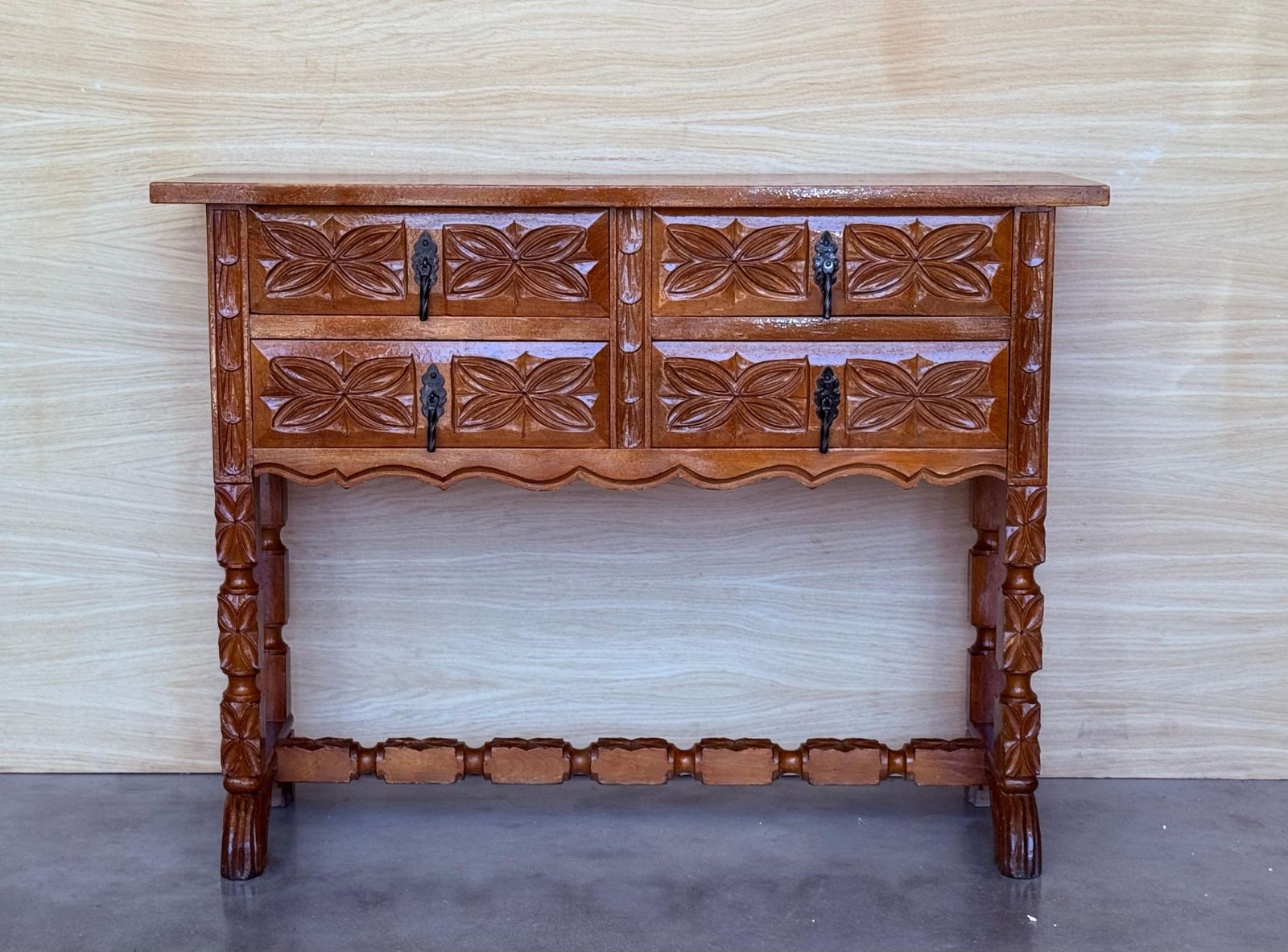 Console catalane espagnole en noyer sculpté, quatre tiroirs, XIXe siècle photo furniture