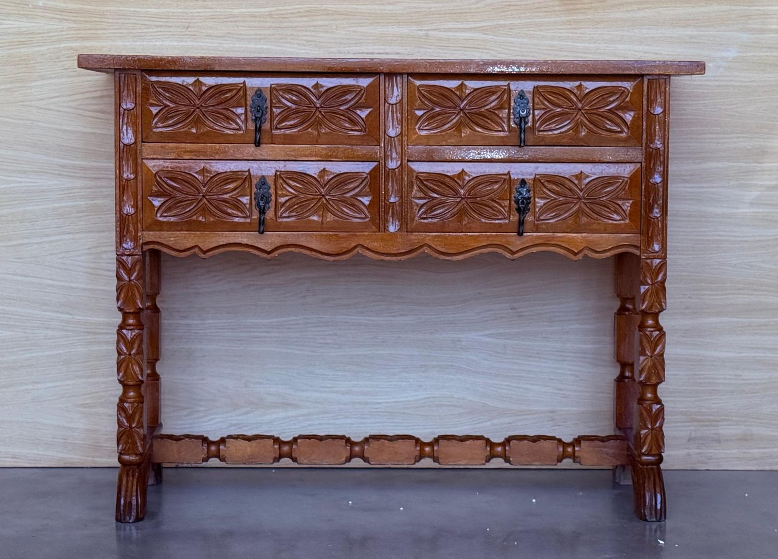 Console catalane espagnole en noyer sculpté, quatre tiroirs, XIXe siècle photo 2855.0