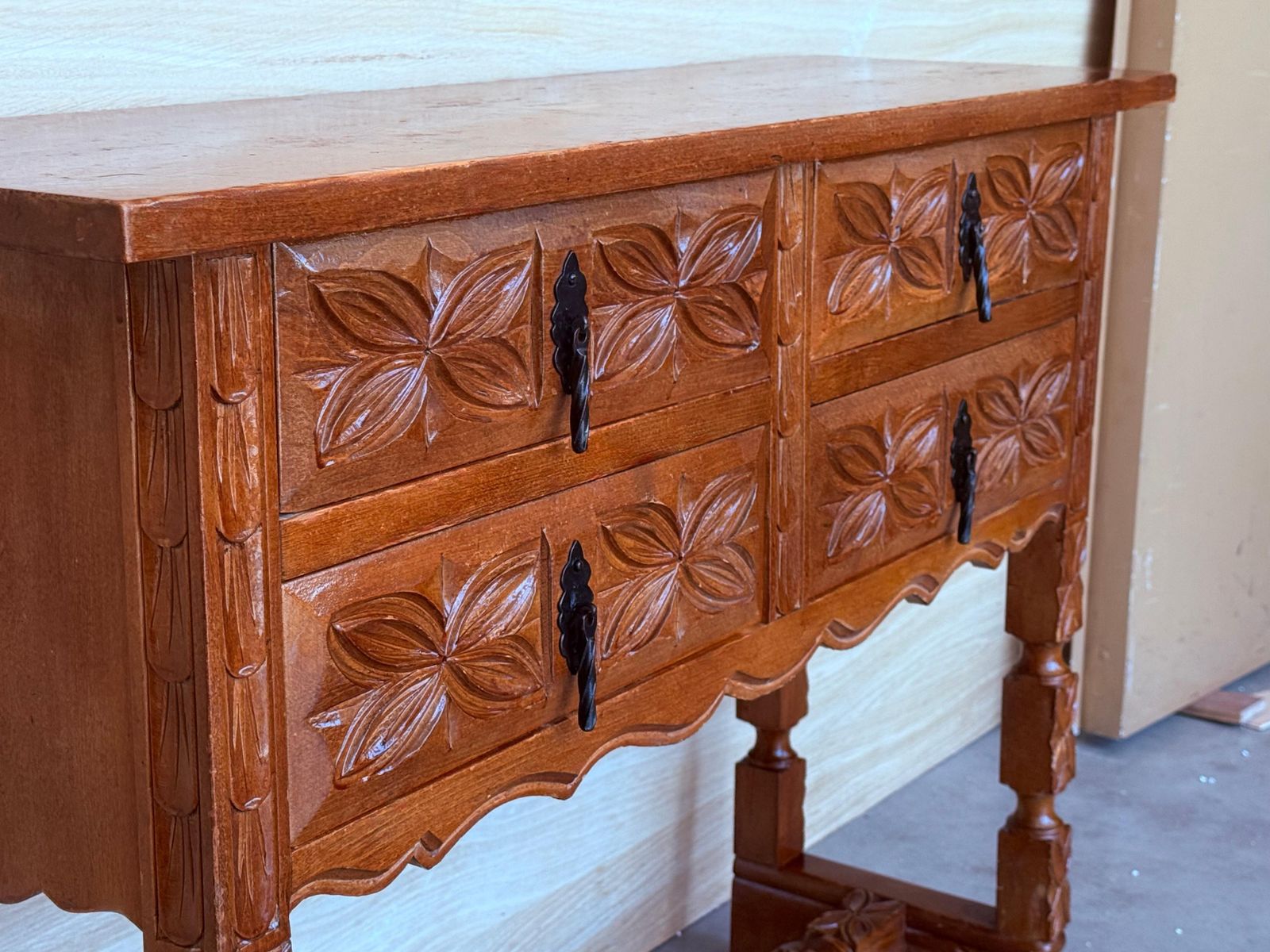 Console catalane espagnole en noyer sculpté, quatre tiroirs, XIXe siècle photo vintage