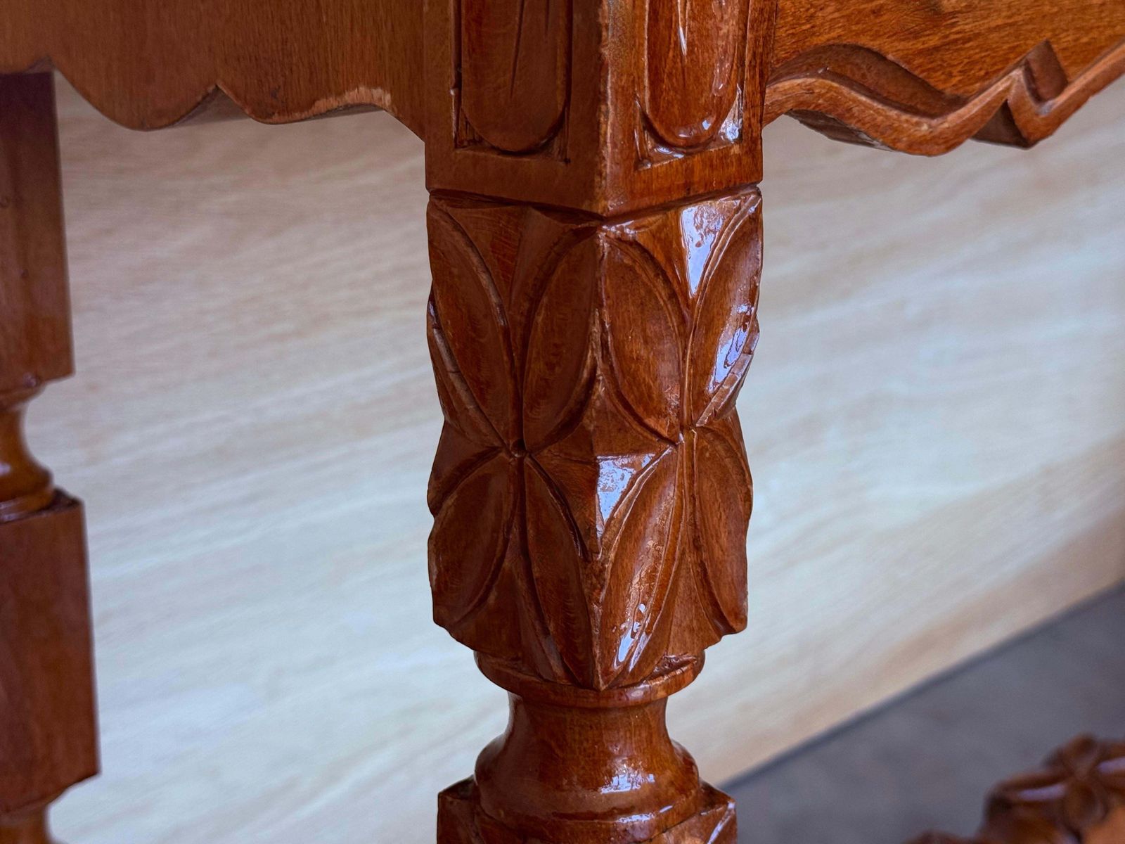 photo furniture Console catalane espagnole en noyer sculpté, quatre tiroirs, XIXe siècle