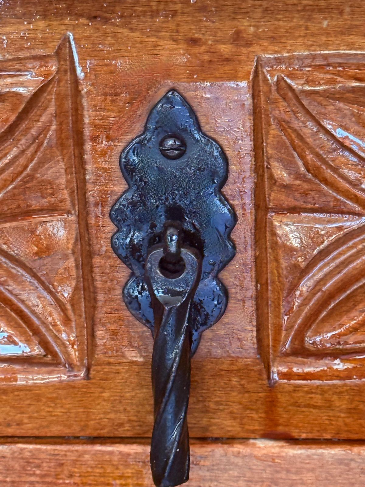 2855.0 Console catalane espagnole en noyer sculpté, quatre tiroirs, XIXe siècle photo