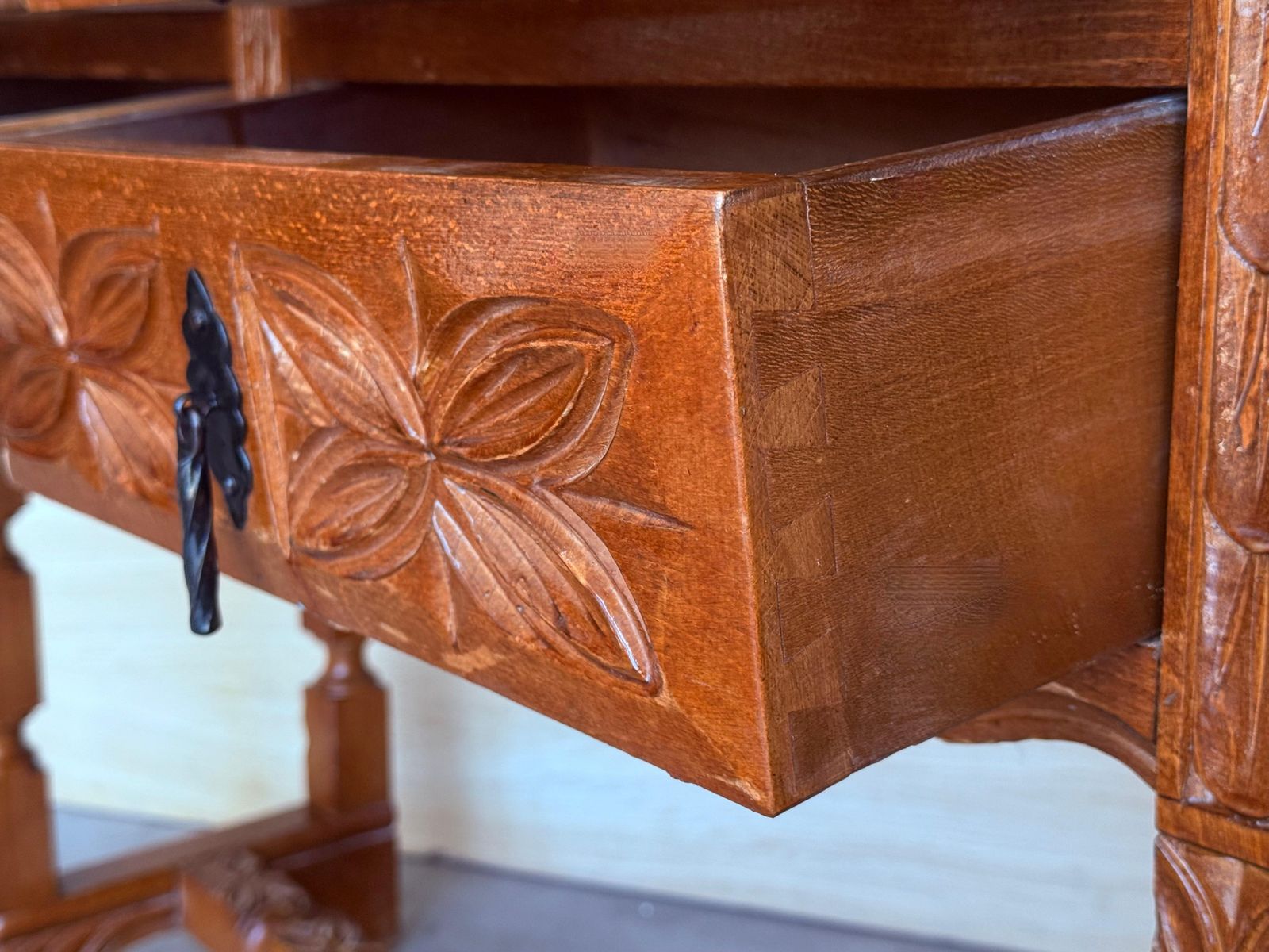 photo vintage Console catalane espagnole en noyer sculpté, quatre tiroirs, XIXe siècle