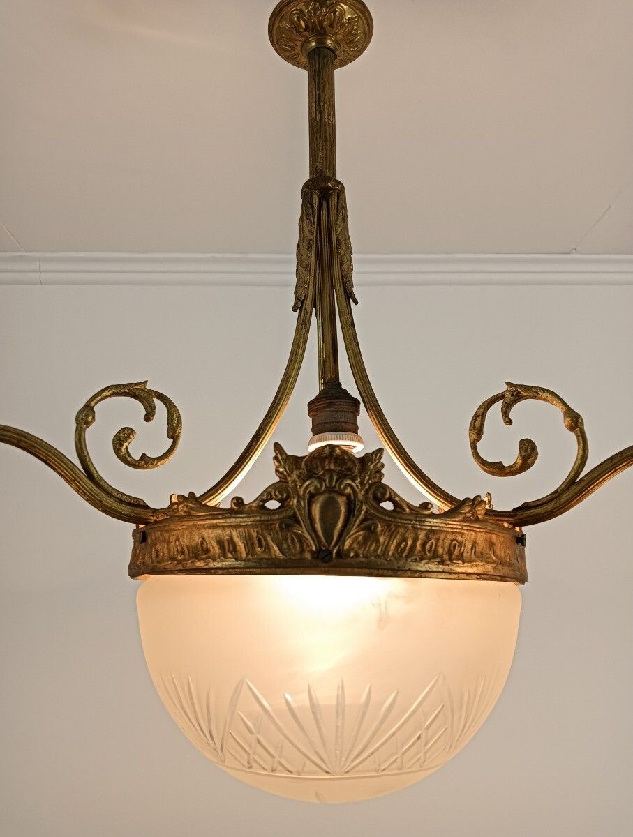 photo furniture Art Deco Chandelier Gilded Bronze Gorgeous Etched Glass Shades Flower Shaped 4 L
