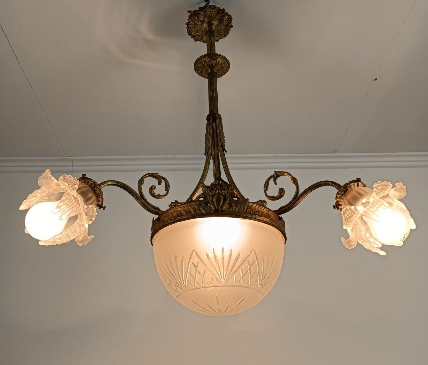 photo vinterior Art Deco Chandelier Gilded Bronze Gorgeous Etched Glass Shades Flower Shaped 4 L