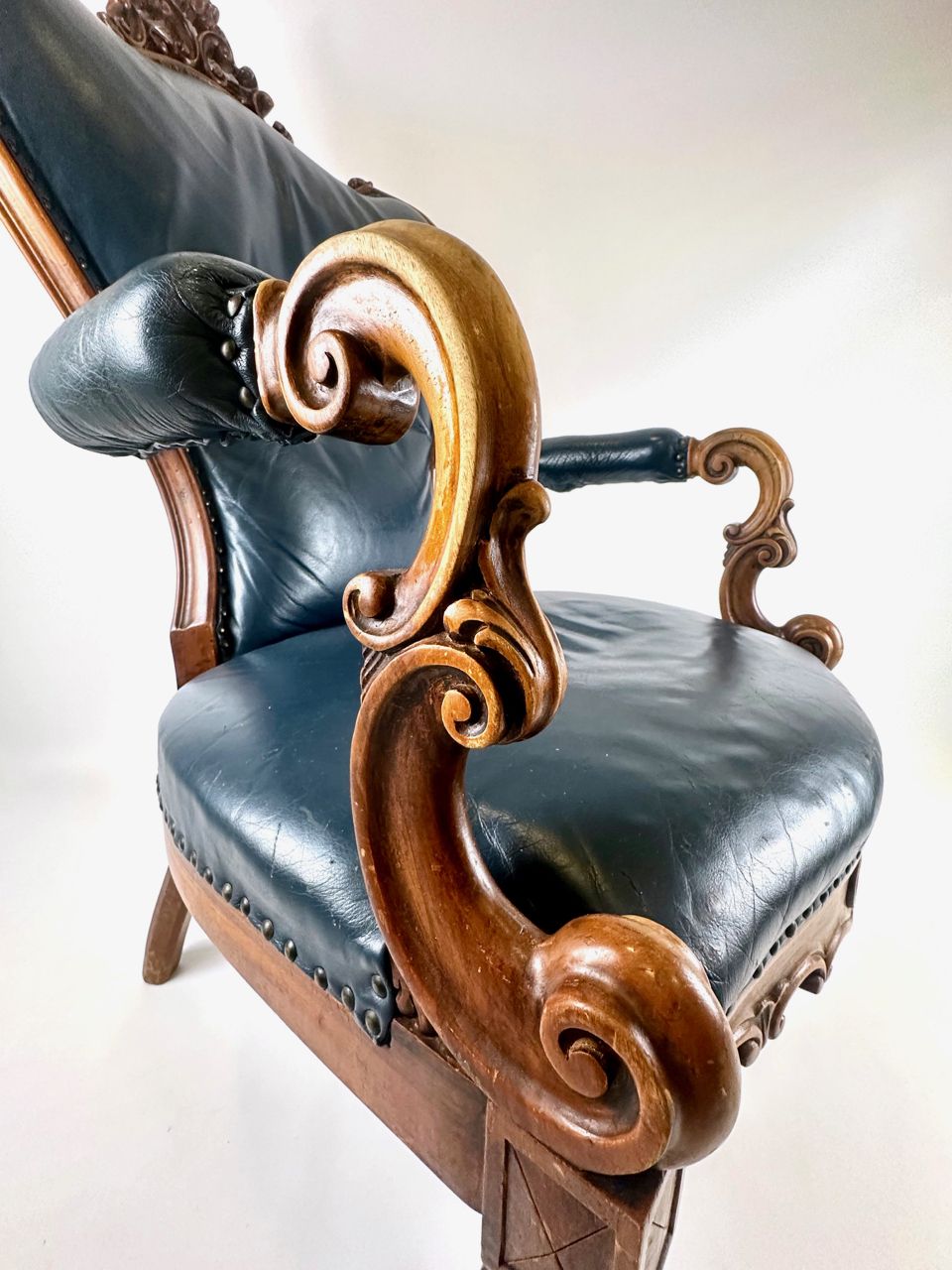 photo furniture Antique French Armchair In Walnut And Blue Leather, 1890s