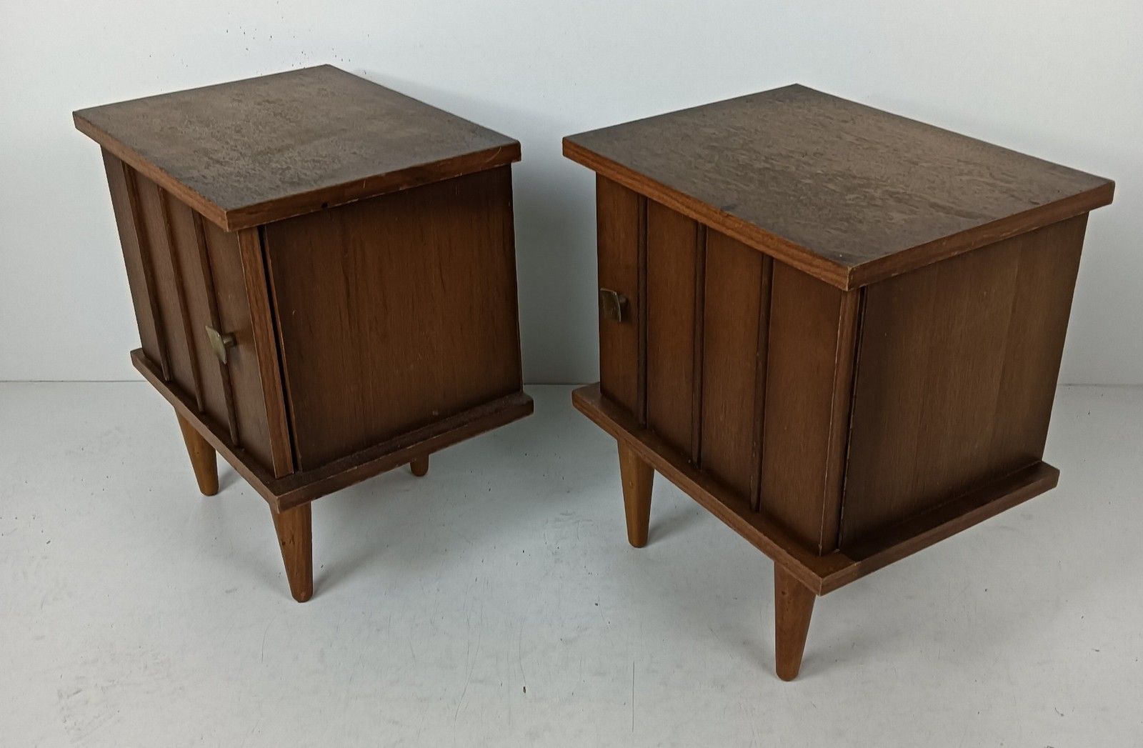 photo furniture Pair Of Modernist Wooden Nightstands Bedroom Cabinets Small End Tables Vintage