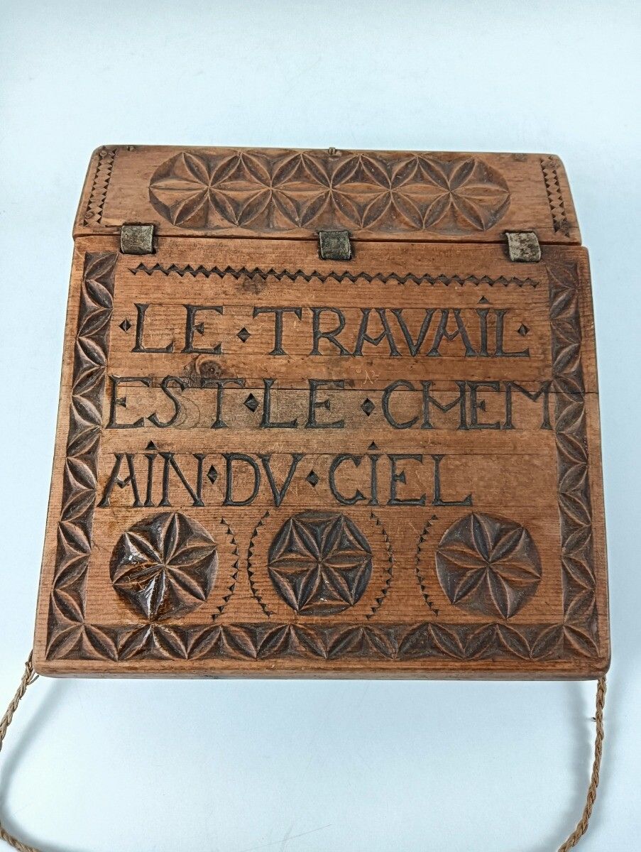 Hand Carved Wooden Bread Box Storage Container Travail Est Le Chemin Du Ciel Vin photo 283.0