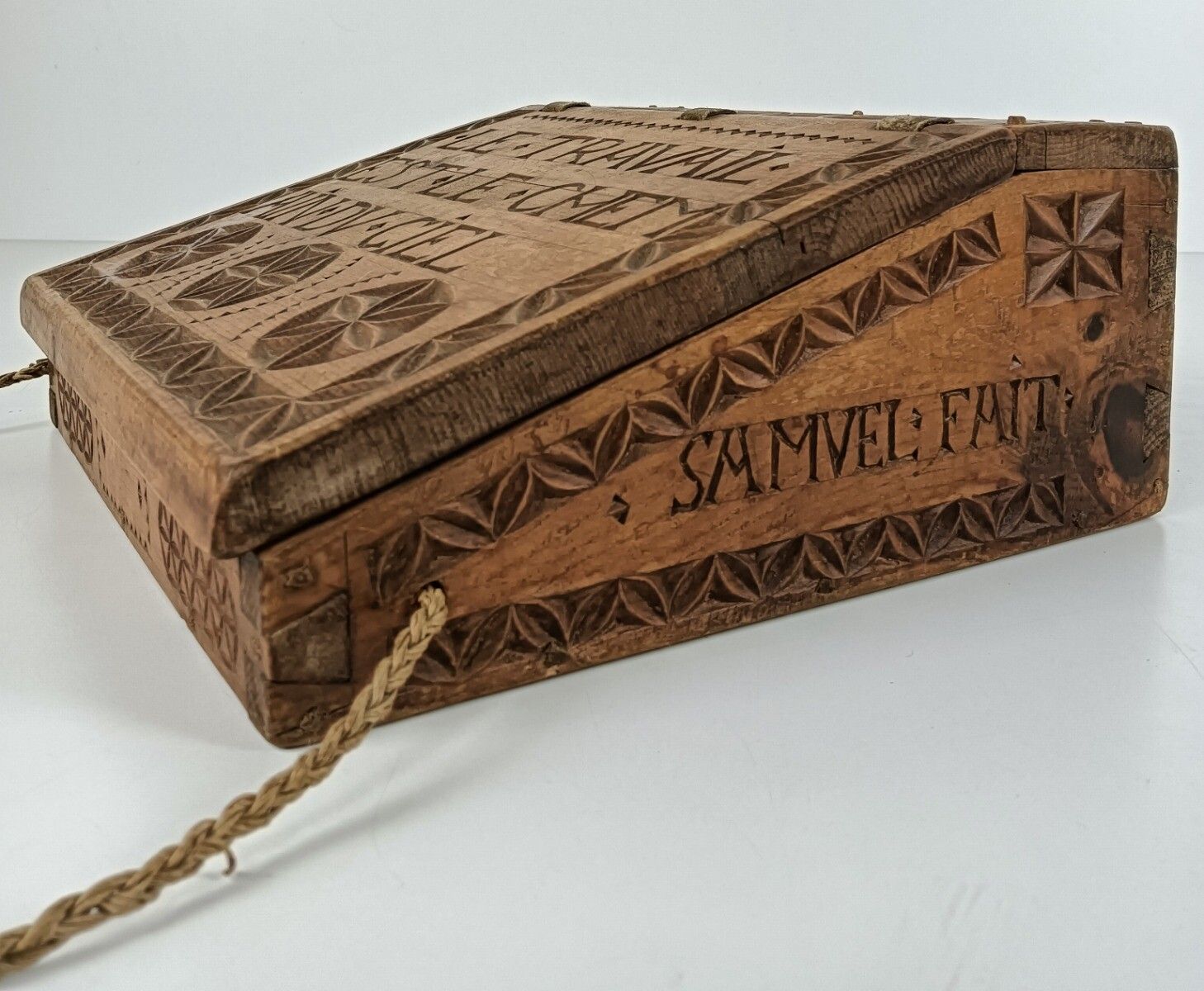 Hand Carved Wooden Bread Box Storage Container Travail Est Le Chemin Du Ciel Vin photo vinterior