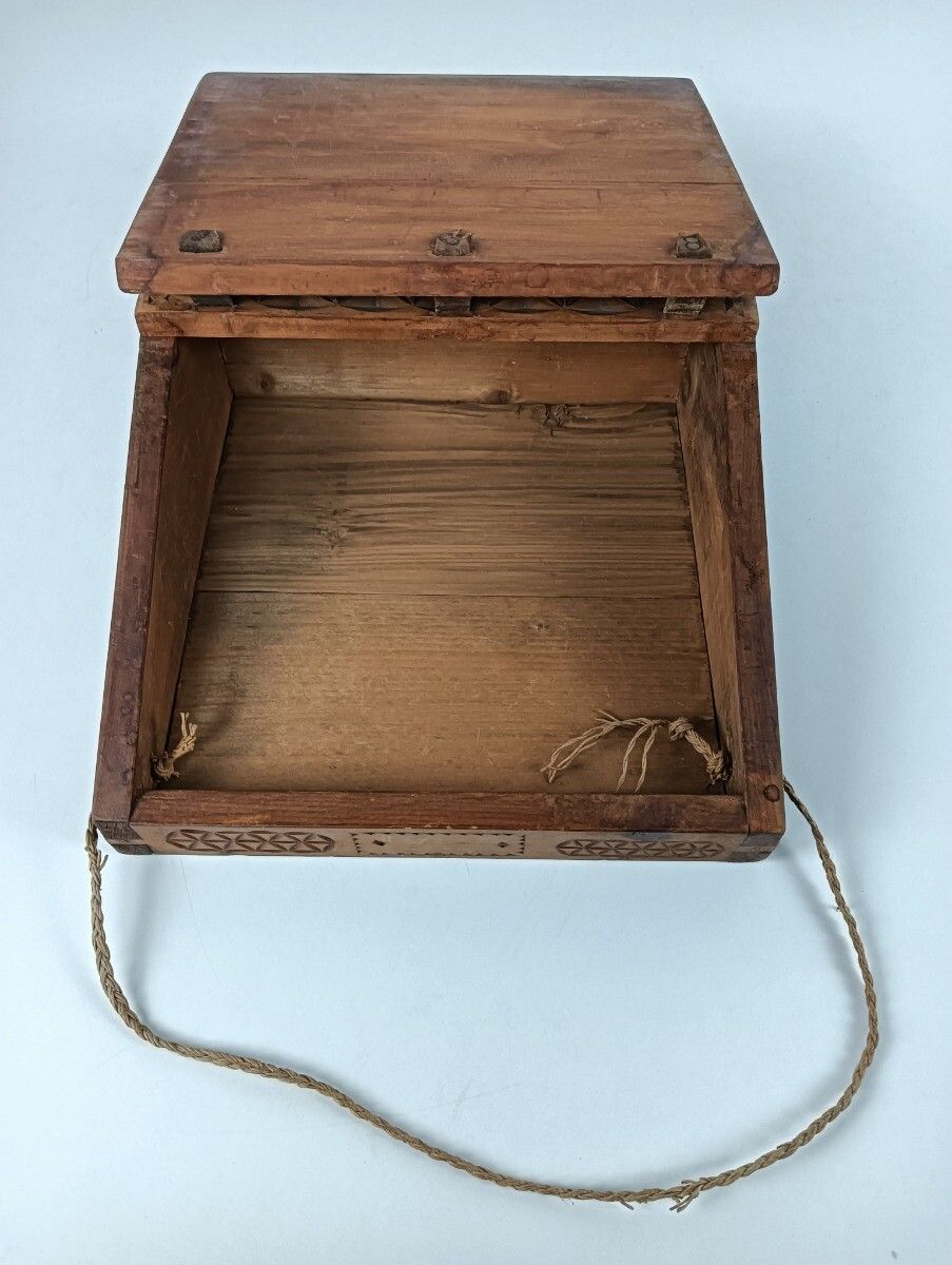 Hand Carved Wooden Bread Box Storage Container Travail Est Le Chemin Du Ciel Vin photo vintage
