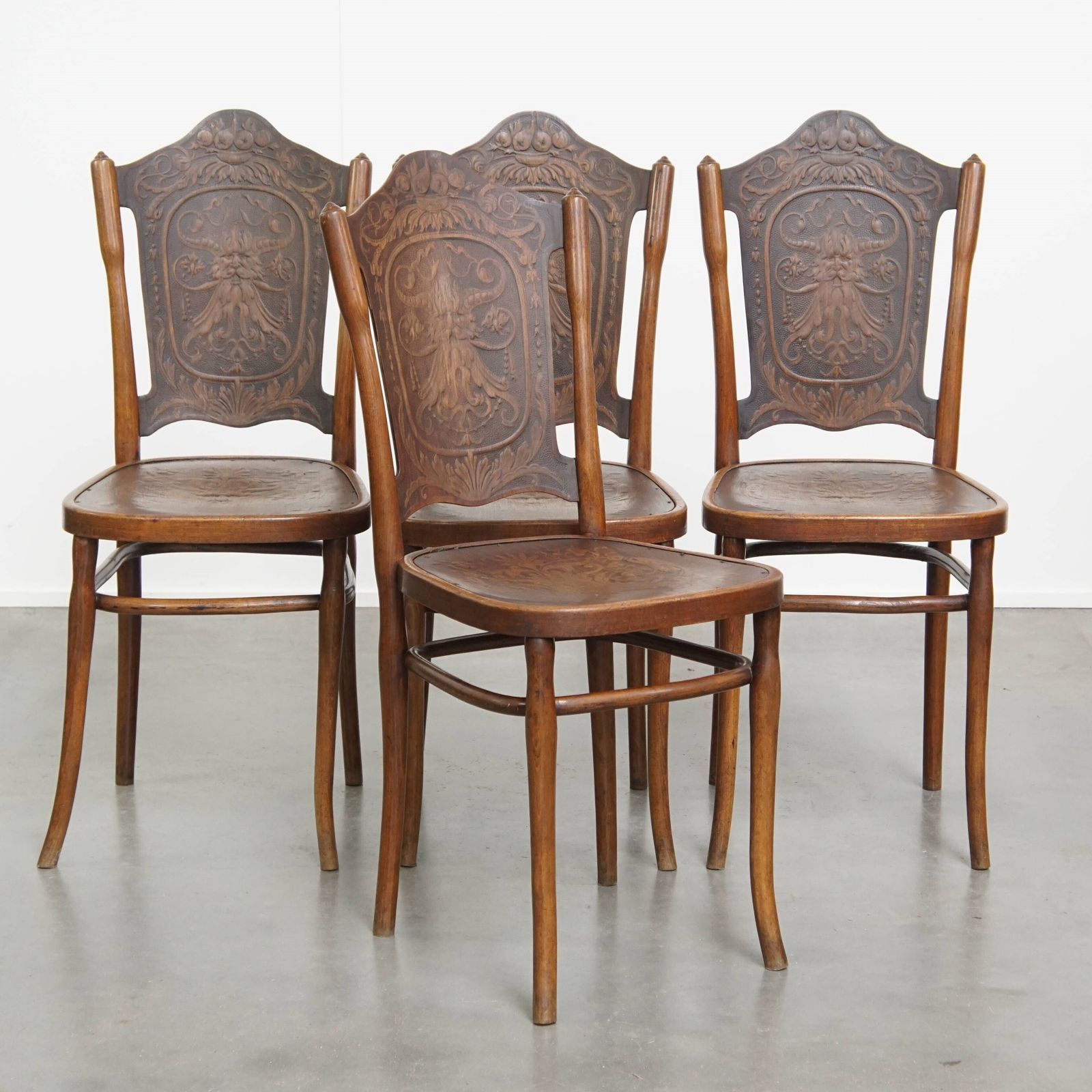 Set Of 4 Original Antique Jacob And Josef Kohn Bentwood Design Thonet Chairs From The Early 20th Century With Beautiful Carvings