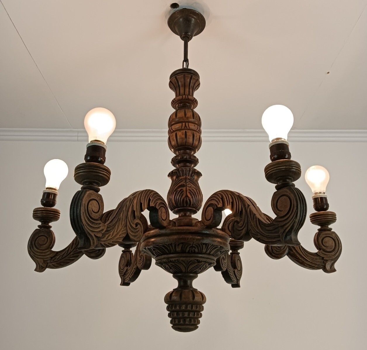 photo furniture Gorgeous Wooden Carved Chandelier Barn Farmhouse Style 6 Lights Arm Vintage