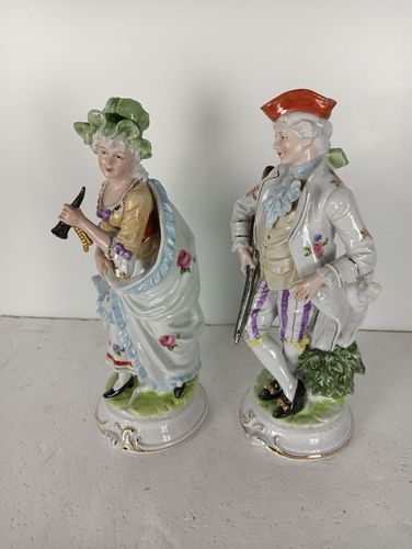 Two Statue Figurines Hunt Man Lady Blowing Horn Porcelain Hand Painted Porcelain photo vinterior