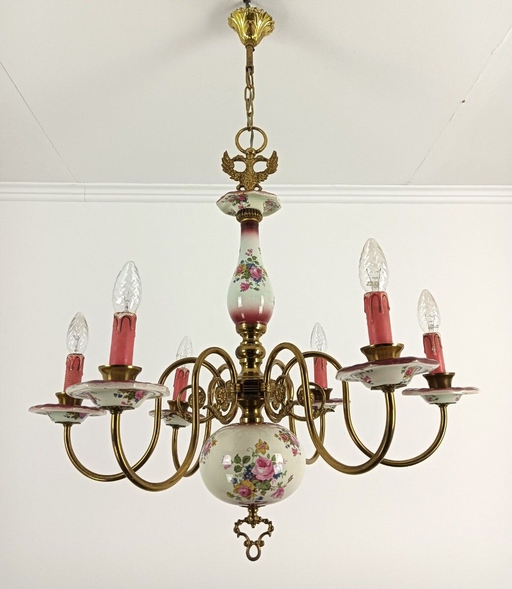 photo vintage Lovely Italian Chandelier Brass With Porcelain Pink Flowers Pattern 6 Lights Vin