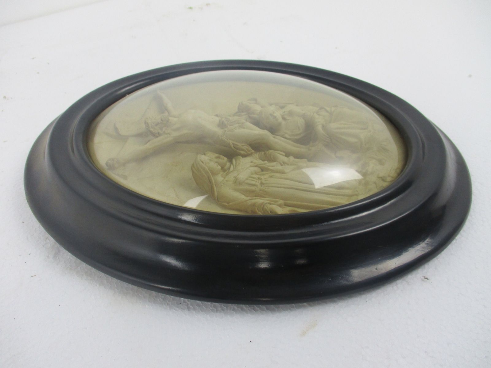 Antique Oval Ornate Wooden Frame  Convex Glass Dome Jesus Christ Golgotha Crucif photo vinterior