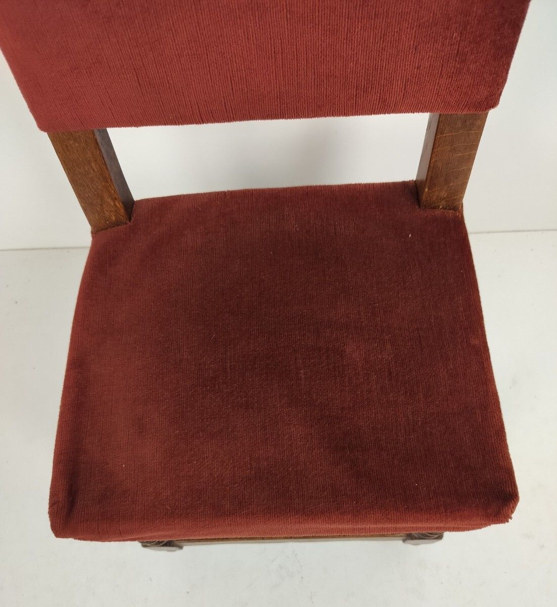 photo furniture Small Antique Chair Children' S Chair Carved Wood Hobnails Pink Velvet