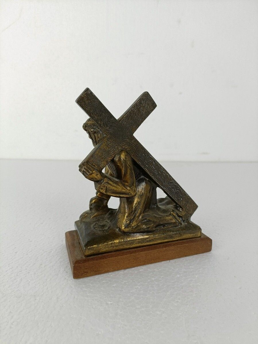 Small Statue Faux Brass Spelter On Wooden Base Jesus Christ Carrying The Cross C photo Art