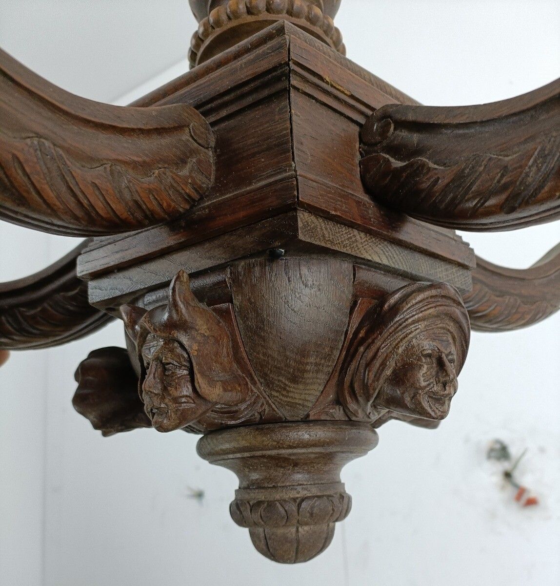 photo furniture Gorgeous Hand Carved Wooden Breton Chandelier Faces Sculptures 5 Arm Lights Vint