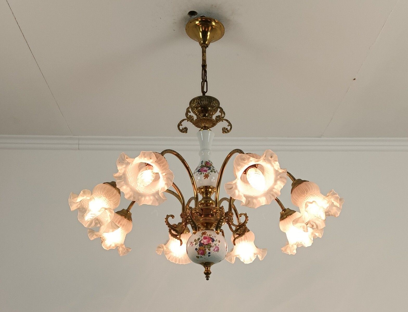 photo furniture Chandelier Italian Italy Porcelain Tulip Shades Glass Brass 8 Lights Vintage Rom