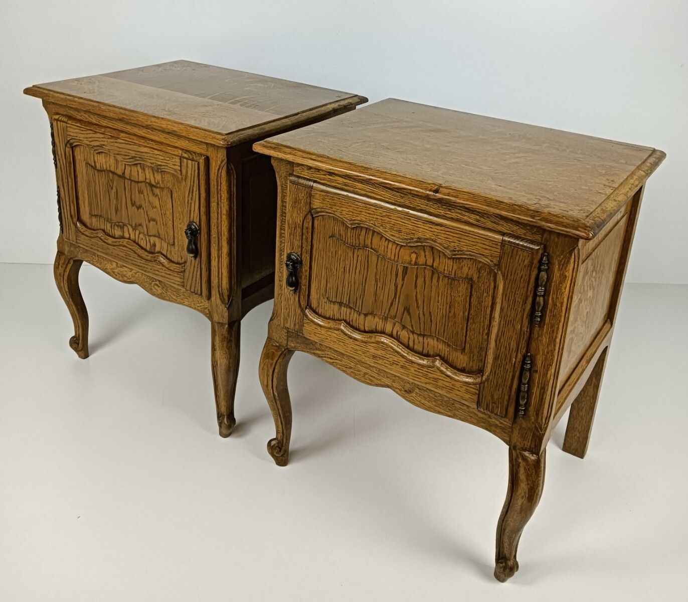 photo furniture Pair Of Nightstands End Tables Cabinets Louis XV Style Bedroom Cabinets Wood Cou