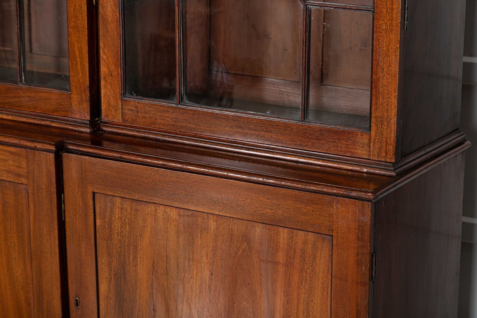 photo vintage Monumental George III English Mahogany Breakfront Library Bookcase
