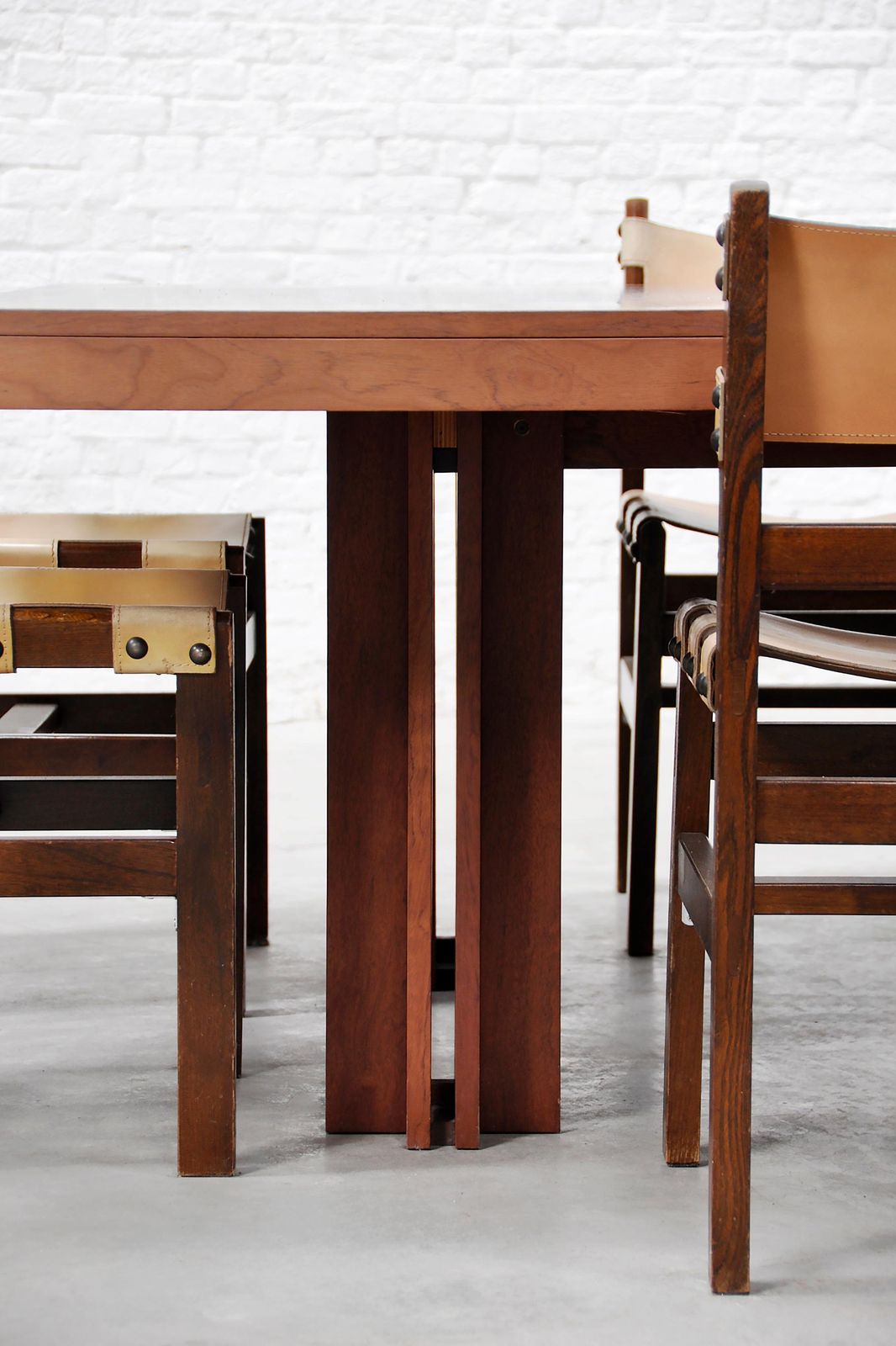 photo vinterior Carlo Scarpa 'Quatour' Dining Table In Walnut, Simon Gavina, Italy, 1974