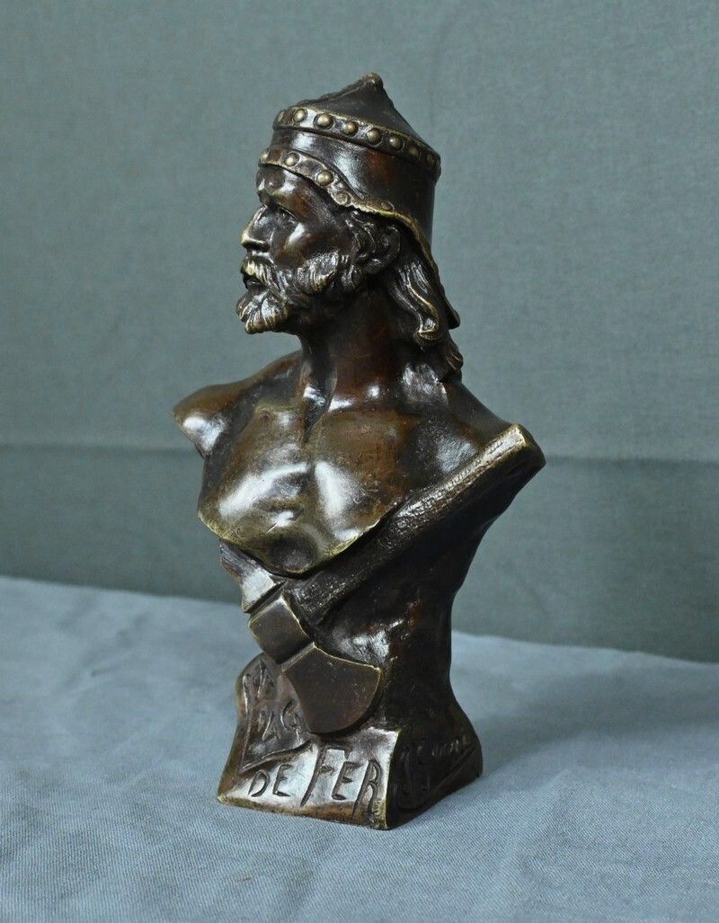 photo furniture Pair Of Bronze Busts “The Stone Age & The Iron Age” Signed J. Garnier – Late 19th Century