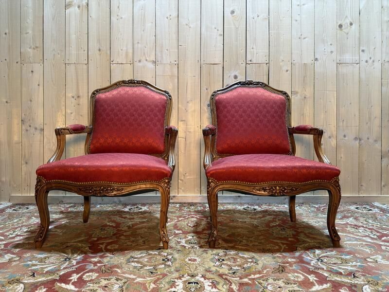 Paire De Fauteuils Cabriolets De Style Louis XVI Soie Rouge
