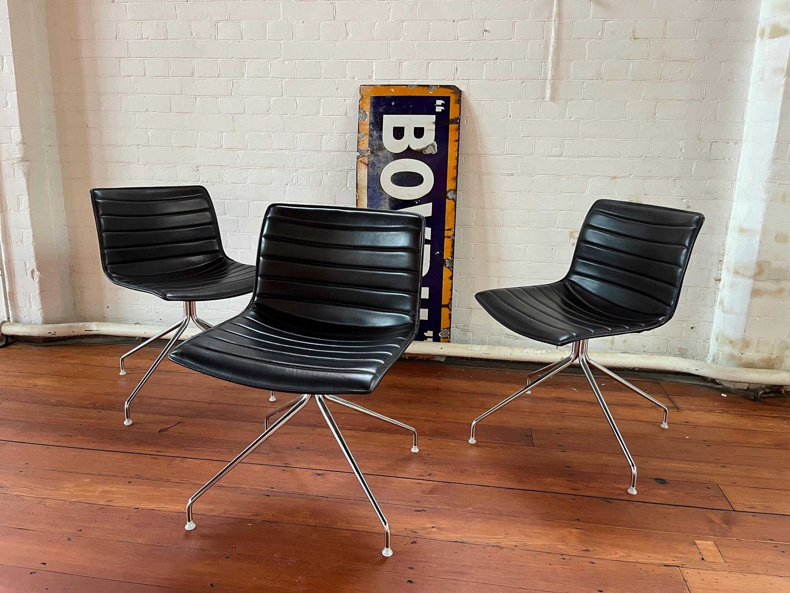 Arper Catifa 53 Swivel Chair   Black Leather (X1 Chair) photo for sale