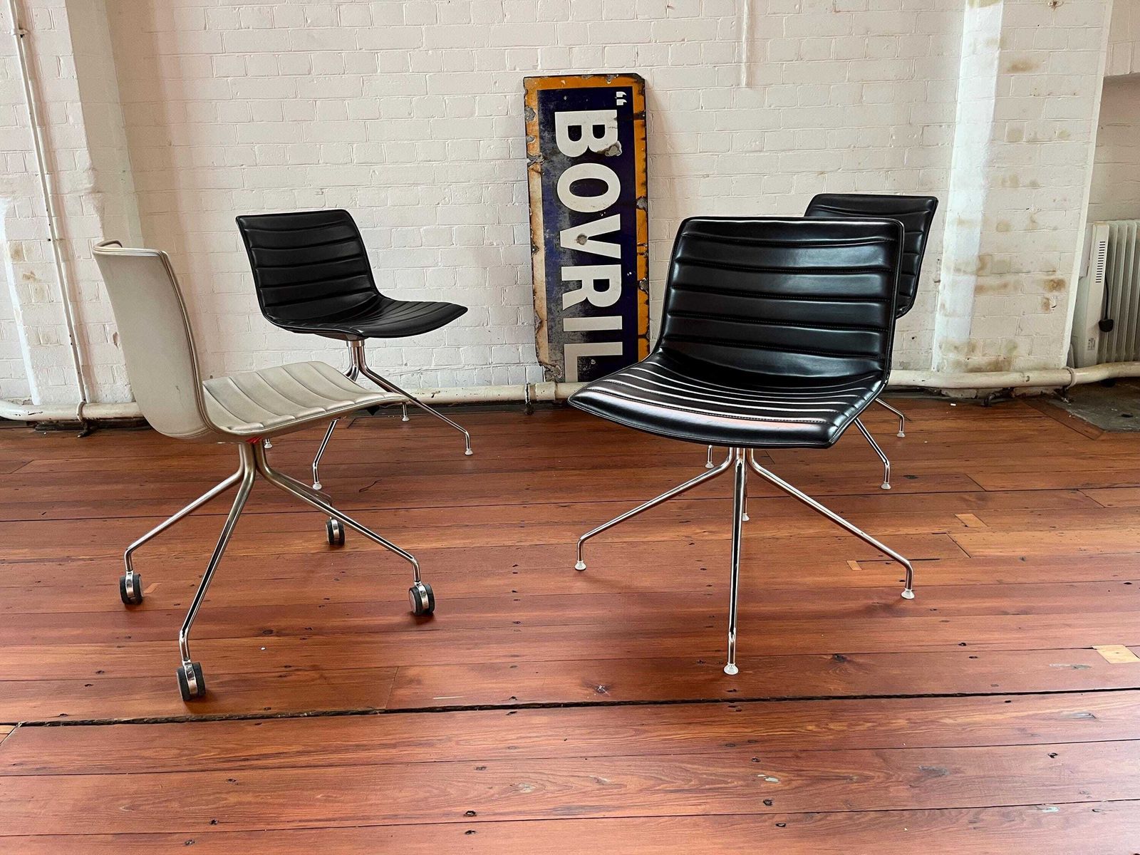 Arper Catifa 53 Swivel Chair   Black Leather (X1 Chair) photo 450.0