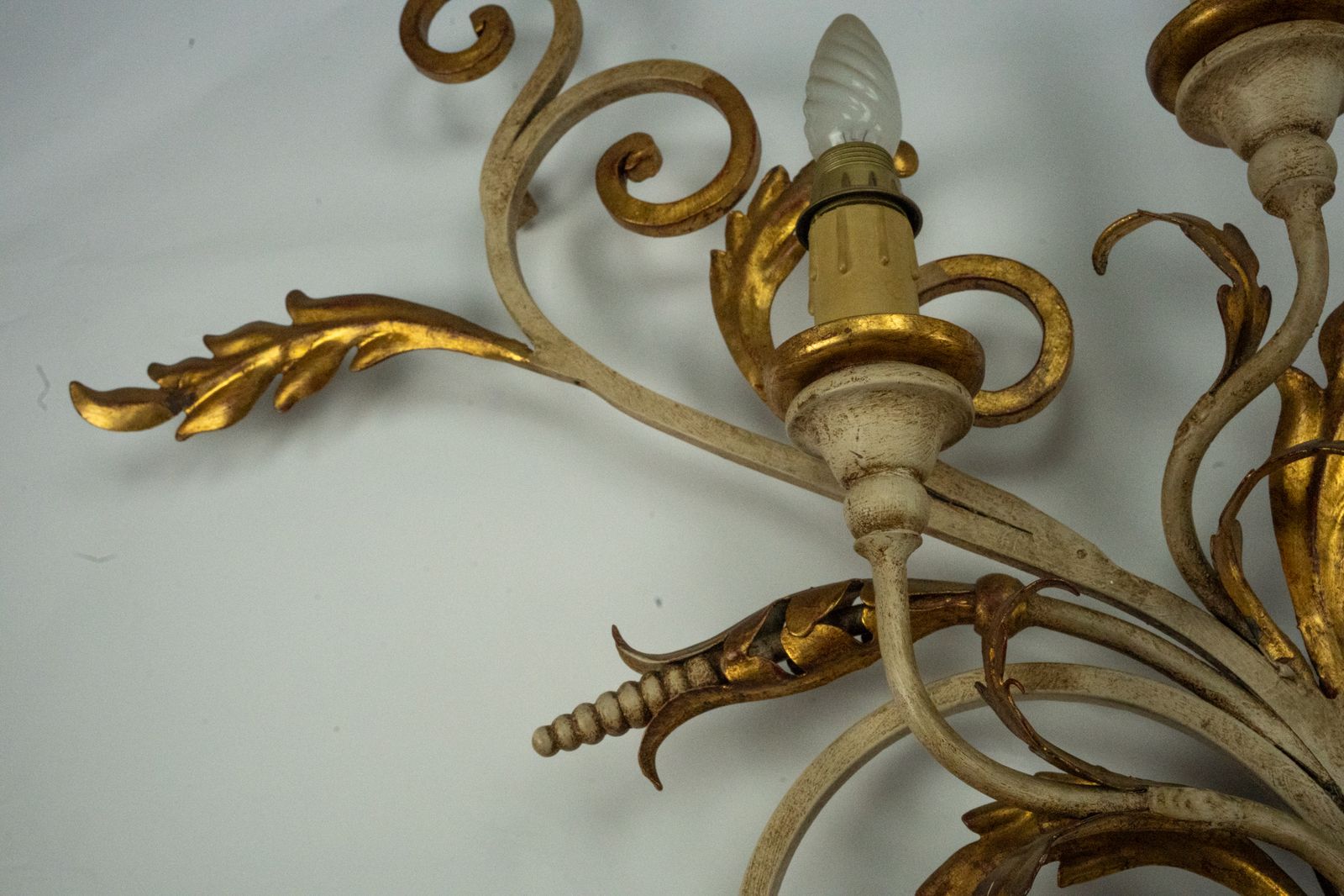 photo vintage Pair Of Large Floral Wall Lamps In Gilded And Lacquered Metal. Italy 1960s