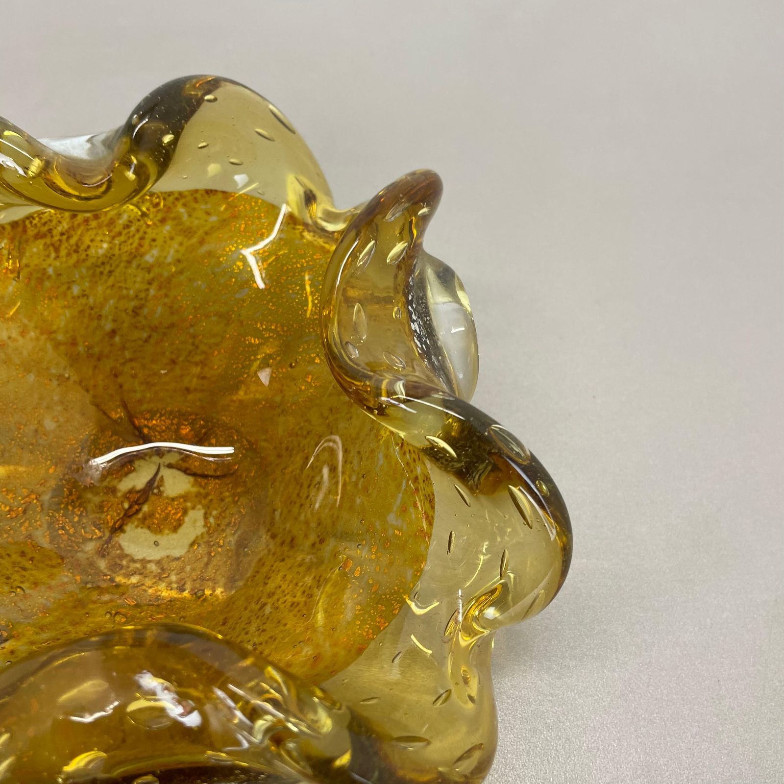 photo vintage Glass Bowl Element Shell Ashtray Murano Gold Dust Barovier And Toso, Italy 1970s