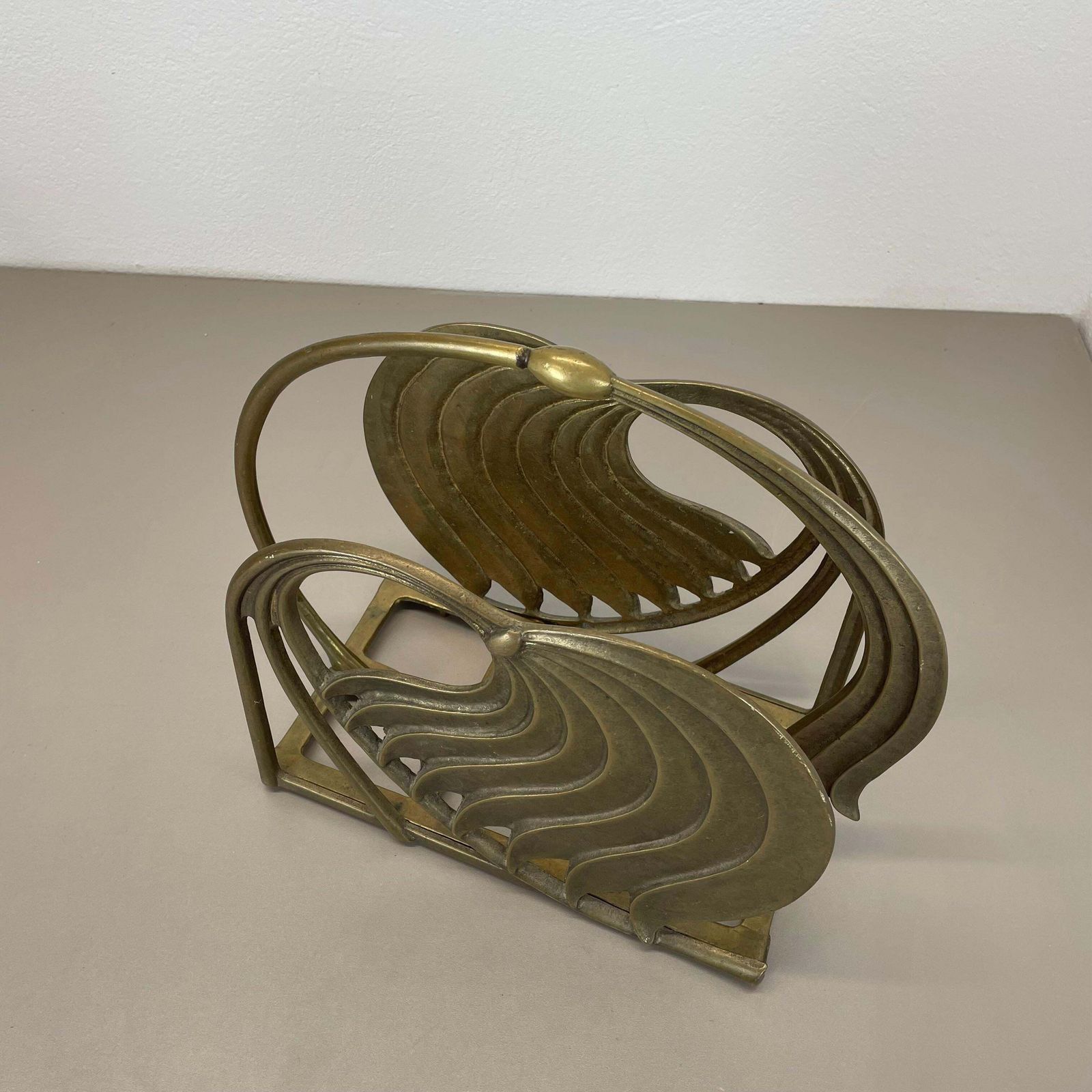 Hollywood Regency 4.8kg Brutalist Solid Brass Magazine Holder Stand, Italy 1970s photo 1643.0