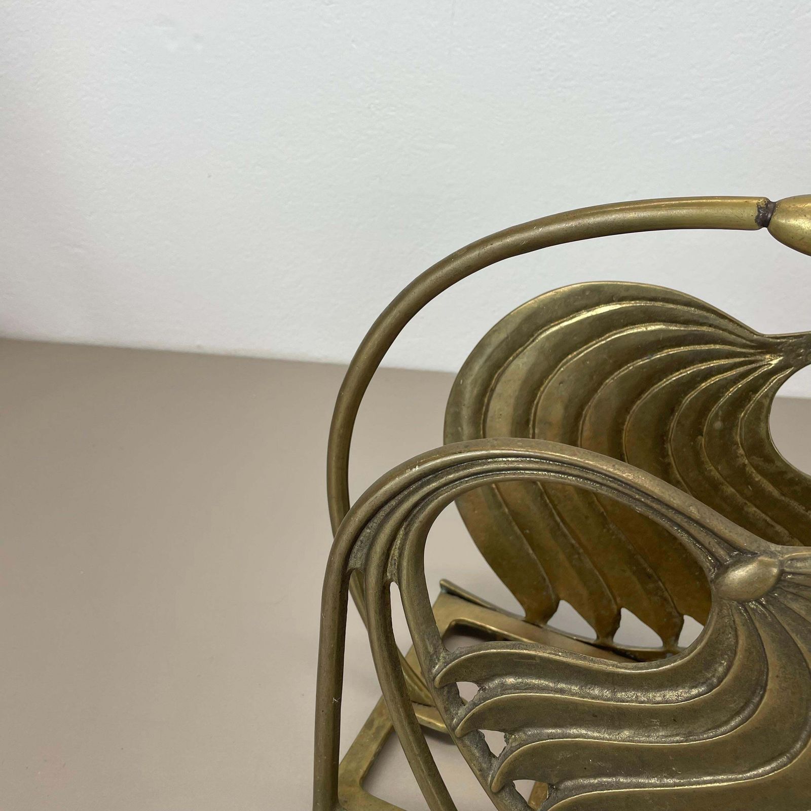 Hollywood Regency 4.8kg Brutalist Solid Brass Magazine Holder Stand, Italy 1970s photo vinterior