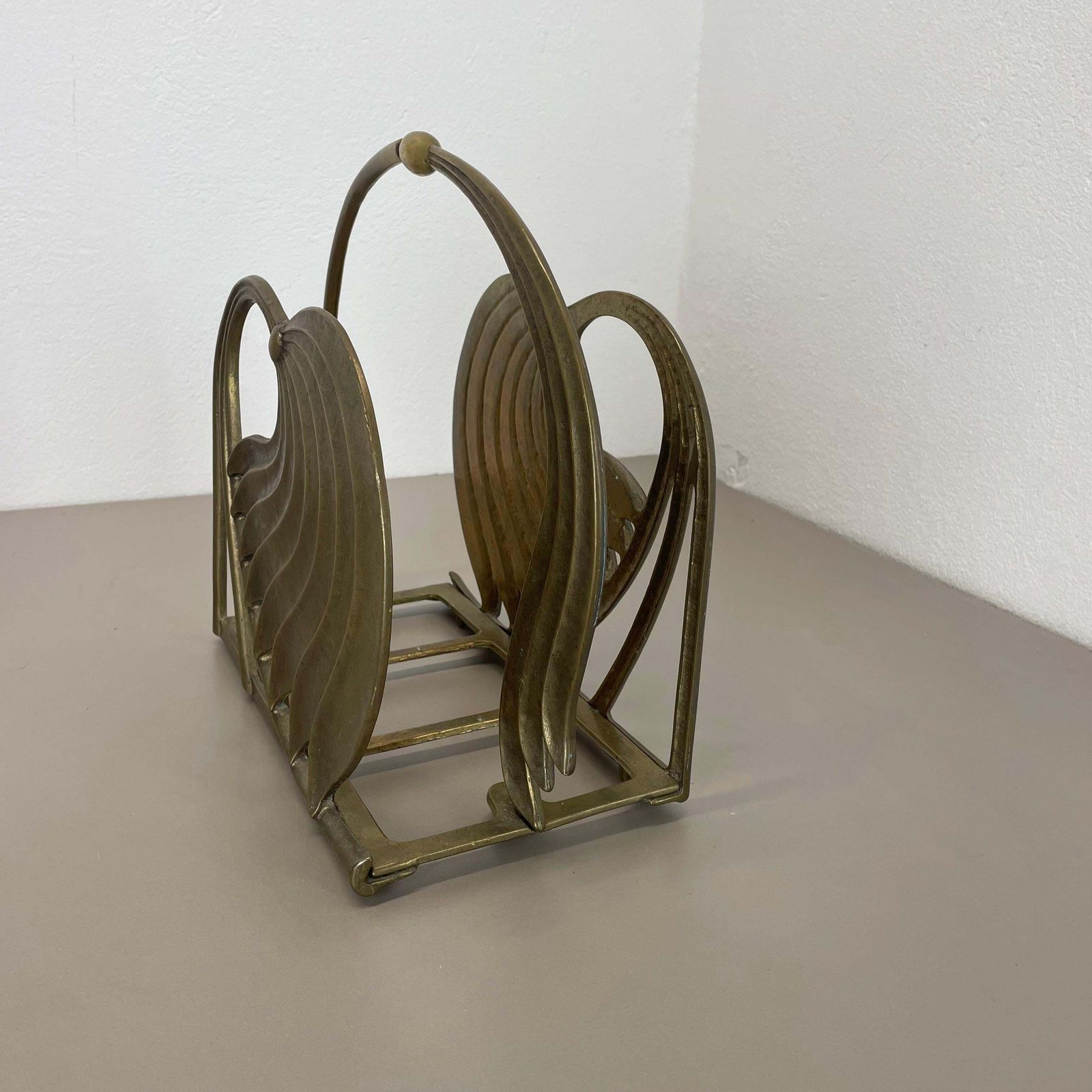 1643.0 Hollywood Regency 4.8kg Brutalist Solid Brass Magazine Holder Stand, Italy 1970s photo