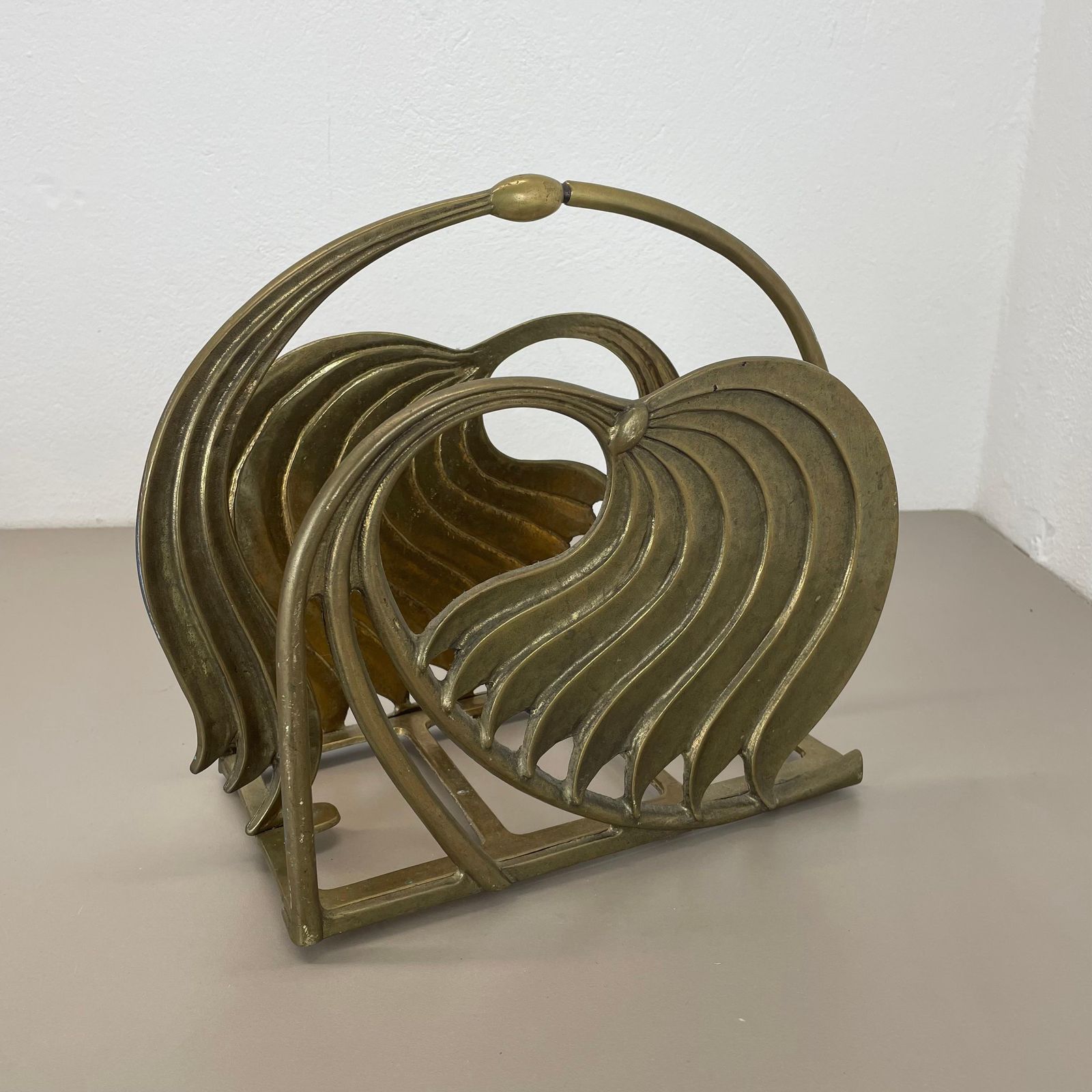 photo vintage Hollywood Regency 4.8kg Brutalist Solid Brass Magazine Holder Stand, Italy 1970s