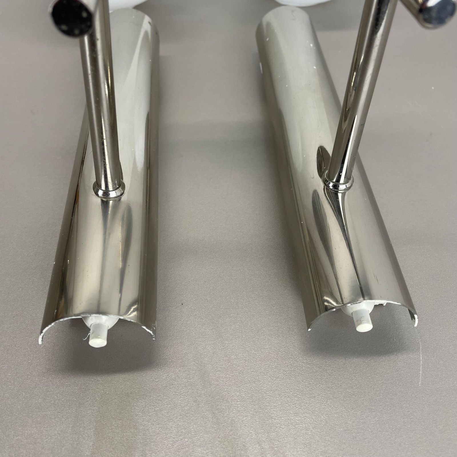 photo vintage Set Of 2 Chrome Tube "Ball" Wall Lights By Gaetano Sciolari Attrib. Italy 1970s