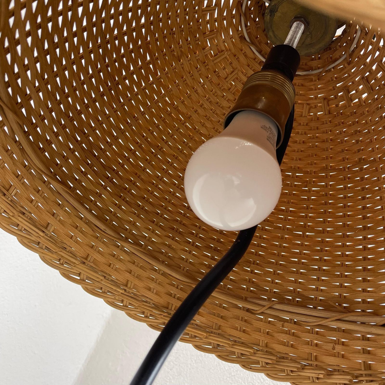 photo vinterior Xxl 57cm Beautiful Kalmar Style Metal + Rattan Tripod Table Light, Austria 1960s