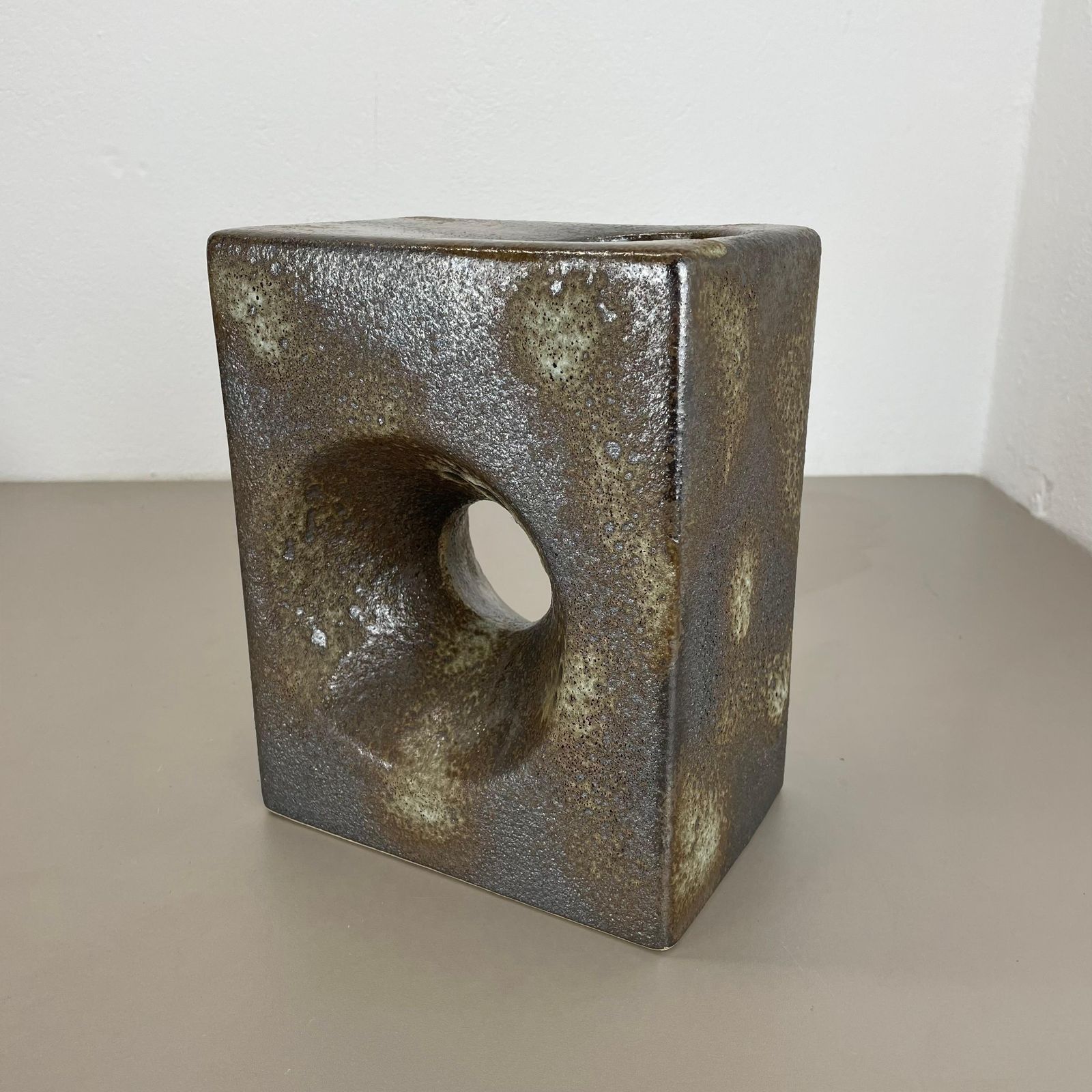 photo vintage Xxl 25cm Brutalist Cubic "Hole" Vase By Piet Vest Ceramics, Netherlands, 1970