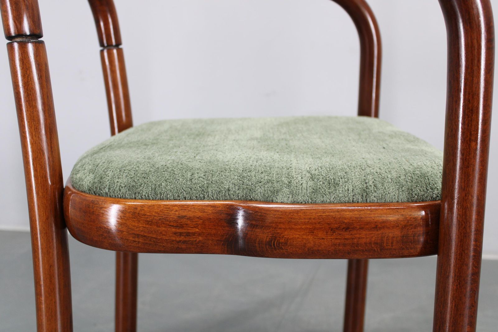 photo vinterior 1970s Antonin Suman Set Of Six Beech Bentwood Restored Dining Chairs By Ton