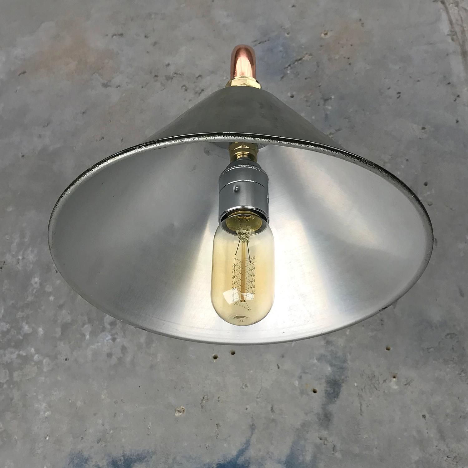 photo vintage 1980s Ex British Army Light Shade / Copper And Brass Cantilever, Original Green