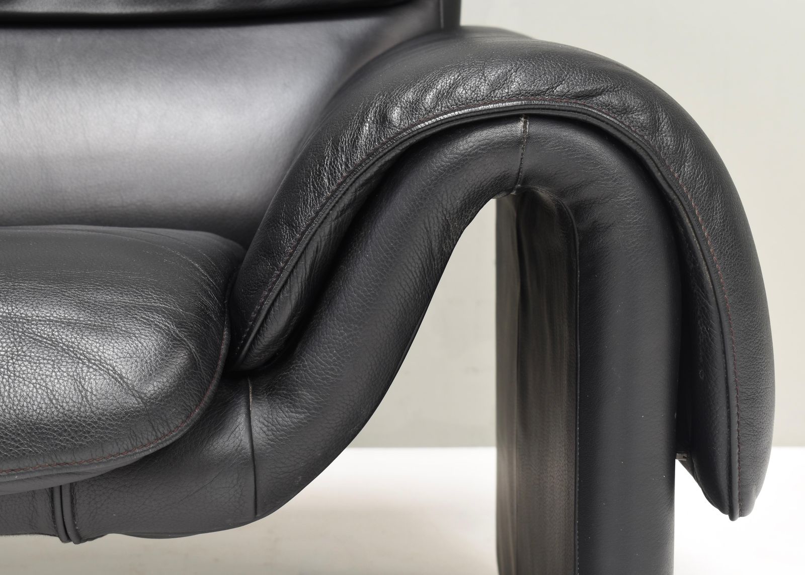 De Sede Ds 2011 Two Seat Sofa In Black Leather, Switzerland   Circa 1980 90 photo 2499.0