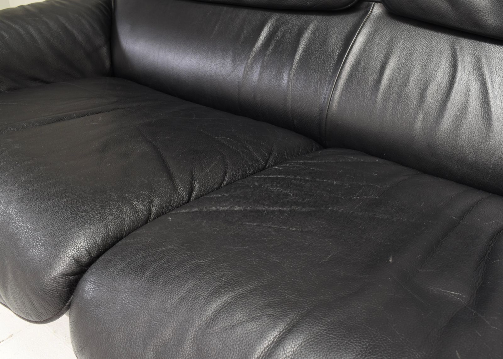 photo furniture De Sede Ds 2011 Two Seat Sofa In Black Leather, Switzerland   Circa 1980 90