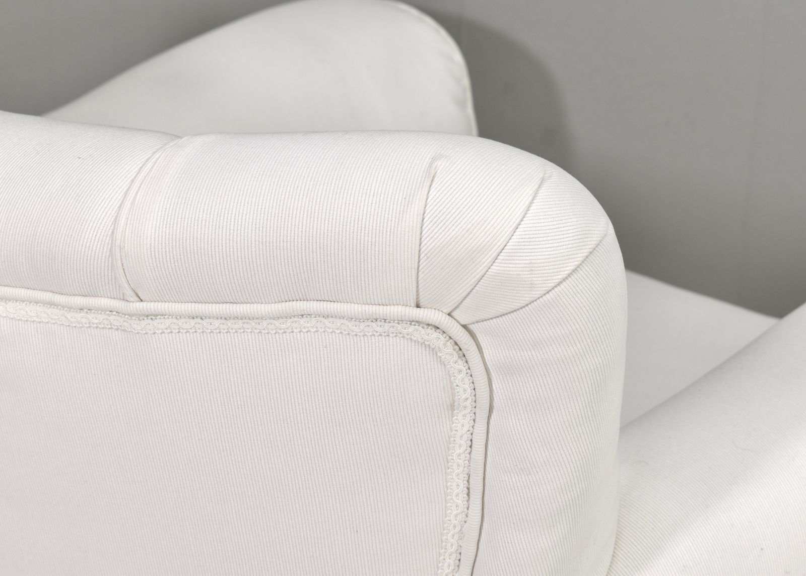 photo vintage Pair Of Italian Armchairs With Poufs In White Fabric – Italy, Circa 1940s