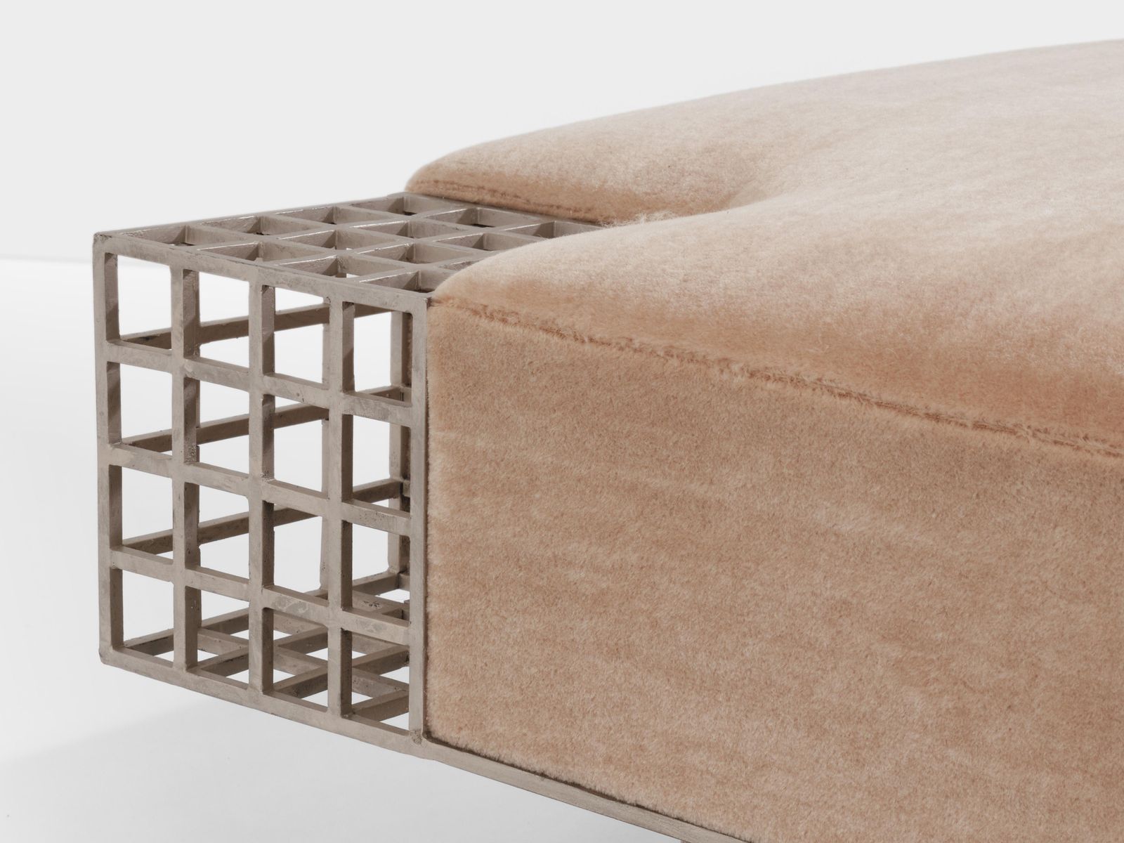 Grand pouf-banquette par Carla Sozzani en velours mohair, Milan, années 1990 photo Mobilier