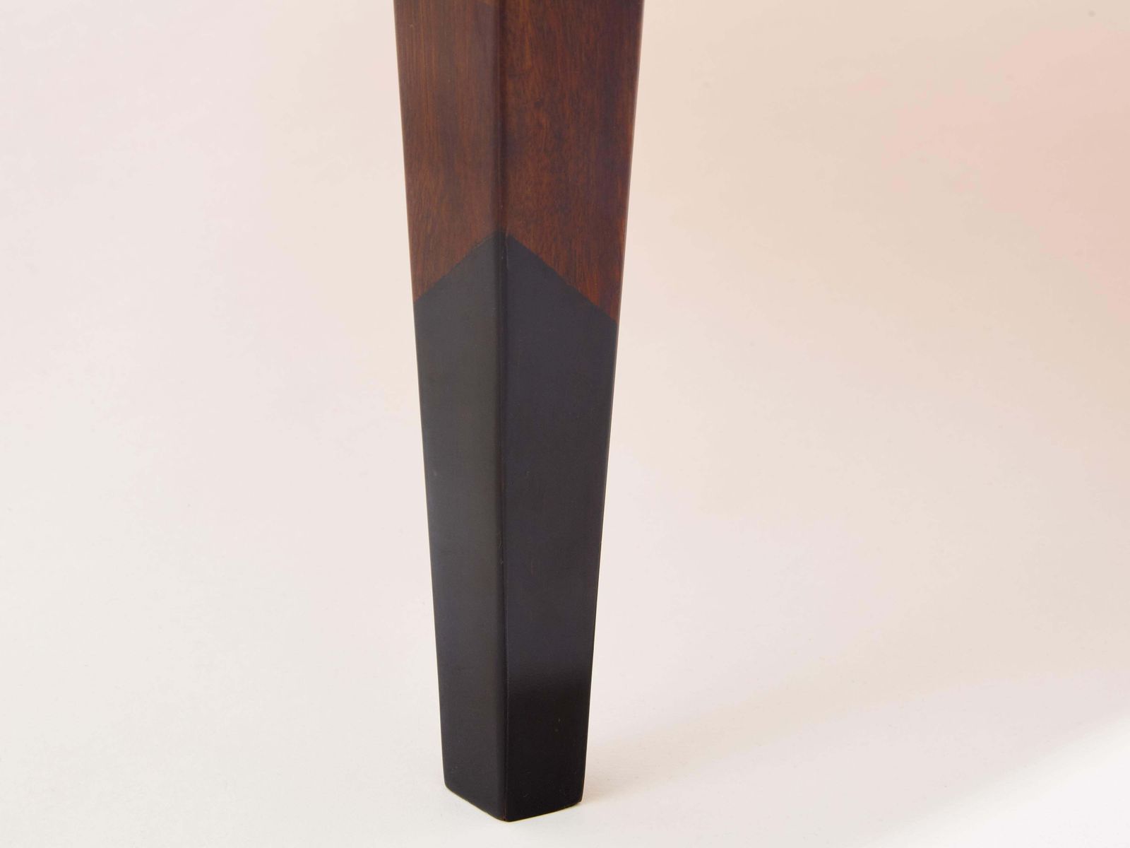 Table basse française en marqueterie de noyer, 1970 photo vintage