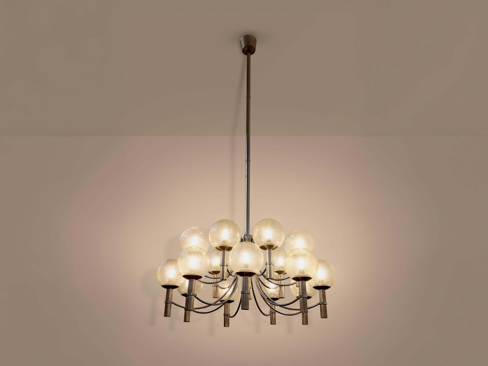 Paire de lustres véronais uniques, acier et verre de Murano, 65 pouces, 1970 photo Luminaires
