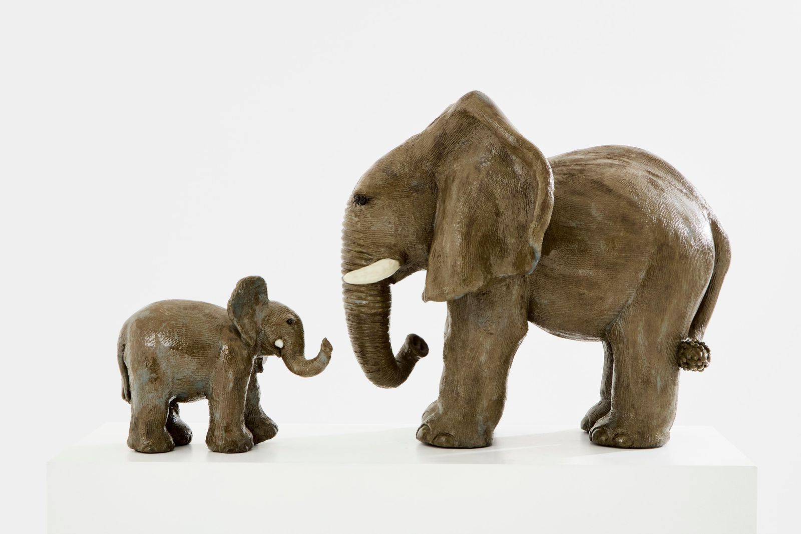Paire de sculptures d'éléphants en grès émaillé par Valérie Courtet, vers 2010 photo Art
