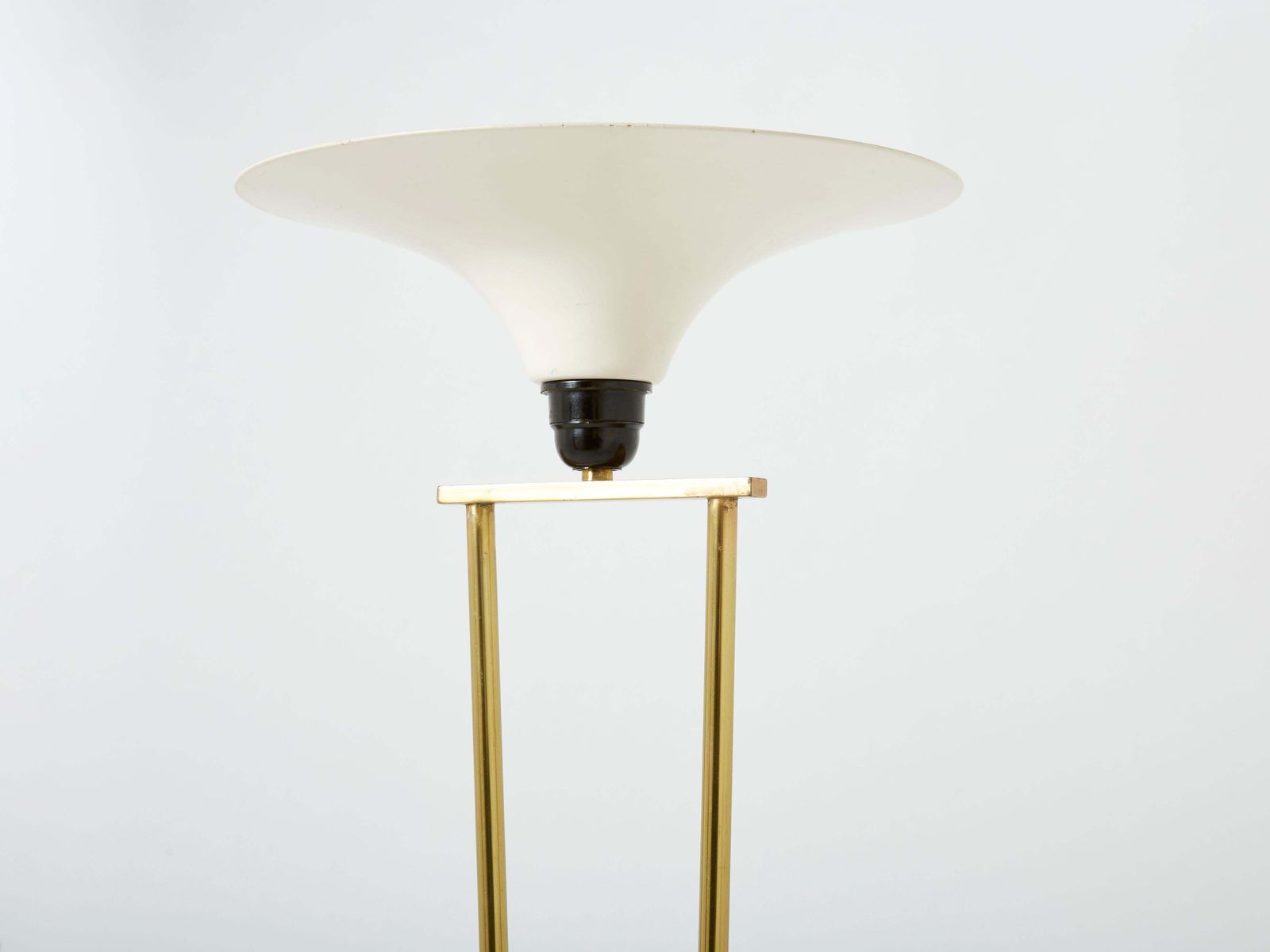 Lampadaire italien en laiton et opaline, socle en marbre, années 1960 photo furniture