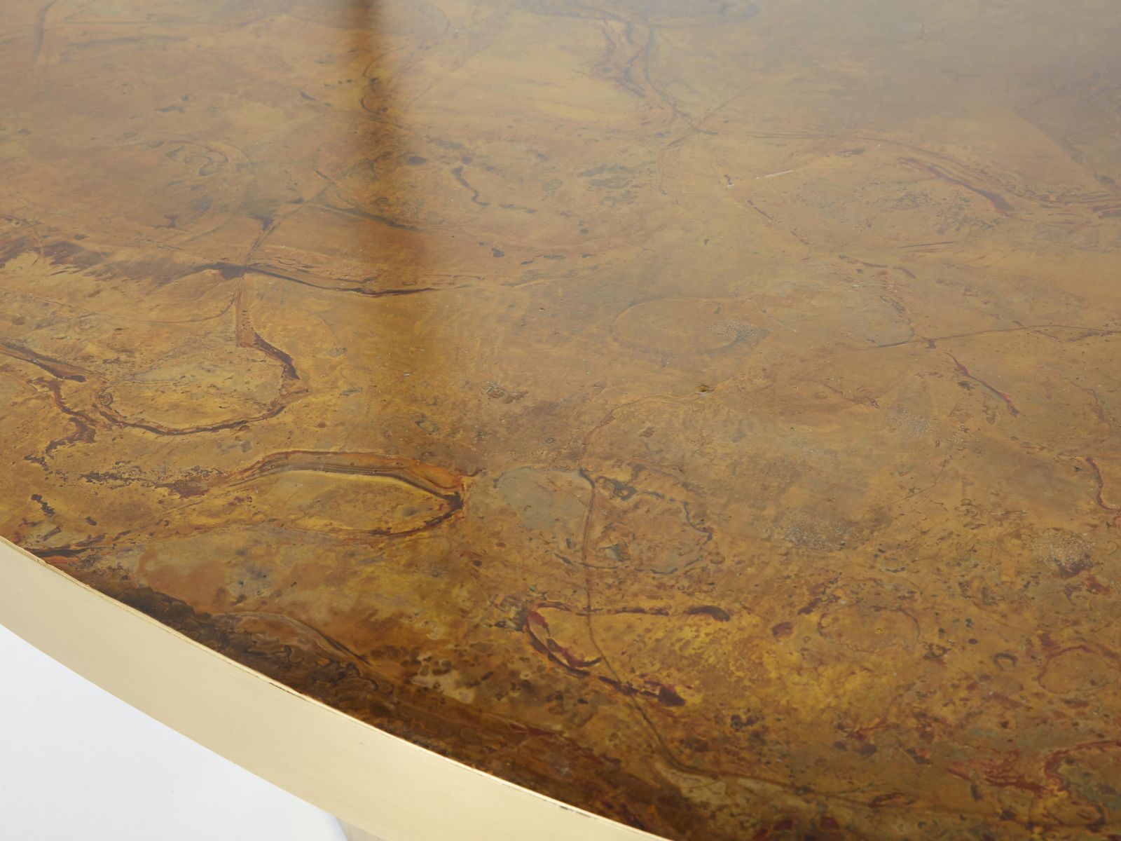 Grande table basse ovale en laiton oxydé, par Isabelle et Richard Faure, années 1970 photo Mobilier