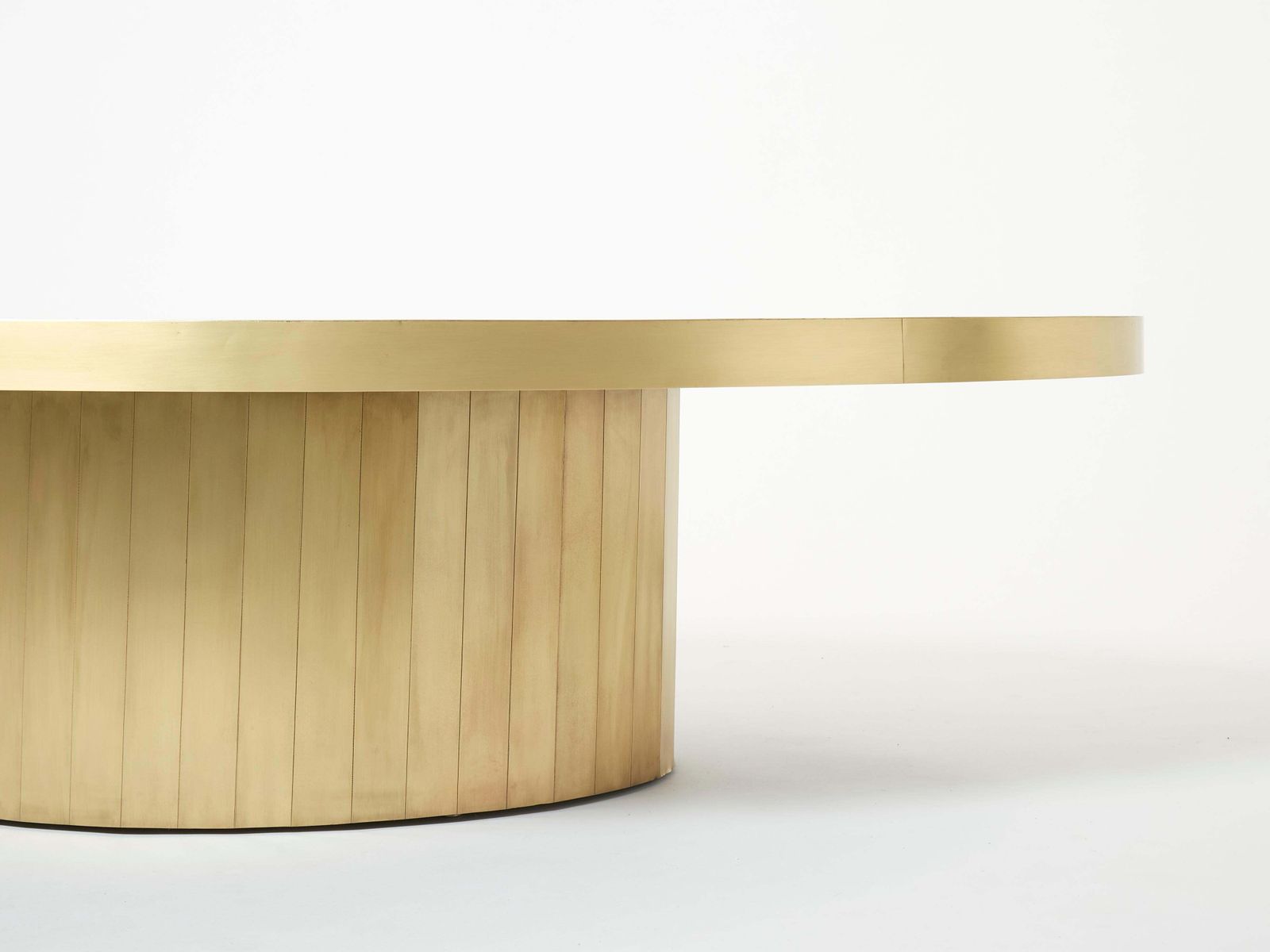 Grande table basse ovale en laiton oxydé, par Isabelle et Richard Faure, années 1970 photo vintage